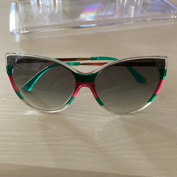 Green and Red Designer Style Sunglasses - Picture 4 of 4